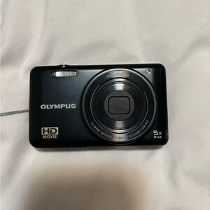 Olympus D-745 Compact Digital Camera - Battery, Charger and SD Reader INCLUDED